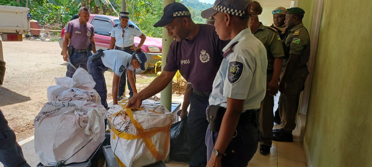 Police and Warder Officers assisting Election officials to sort out ballot boxes to Provincial Counting Centre and National Counting Centre for counting.

#westkwaiobyelections.

More update to come…
