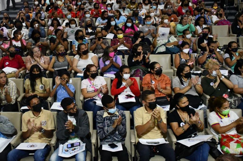 ¡Rompe el silencio! 
 
La ministra <a href="/_LaAvanzadora/">Yelitze Santaella</a>, el fiscal general <a href="/TarekWiliamSaab/">Tarek William Saab</a>, el ministro <a href="/VillegasPoljak/">Ernesto Villegas Poljak</a> y el defensor del pueblo <a href="/aruizddp/">Alfredo Ruiz</a> participaron en el foro de la campaña nacional #PedofiliaEsCrimen. <a href="/NicolasMaduro/">Nicolás Maduro</a>