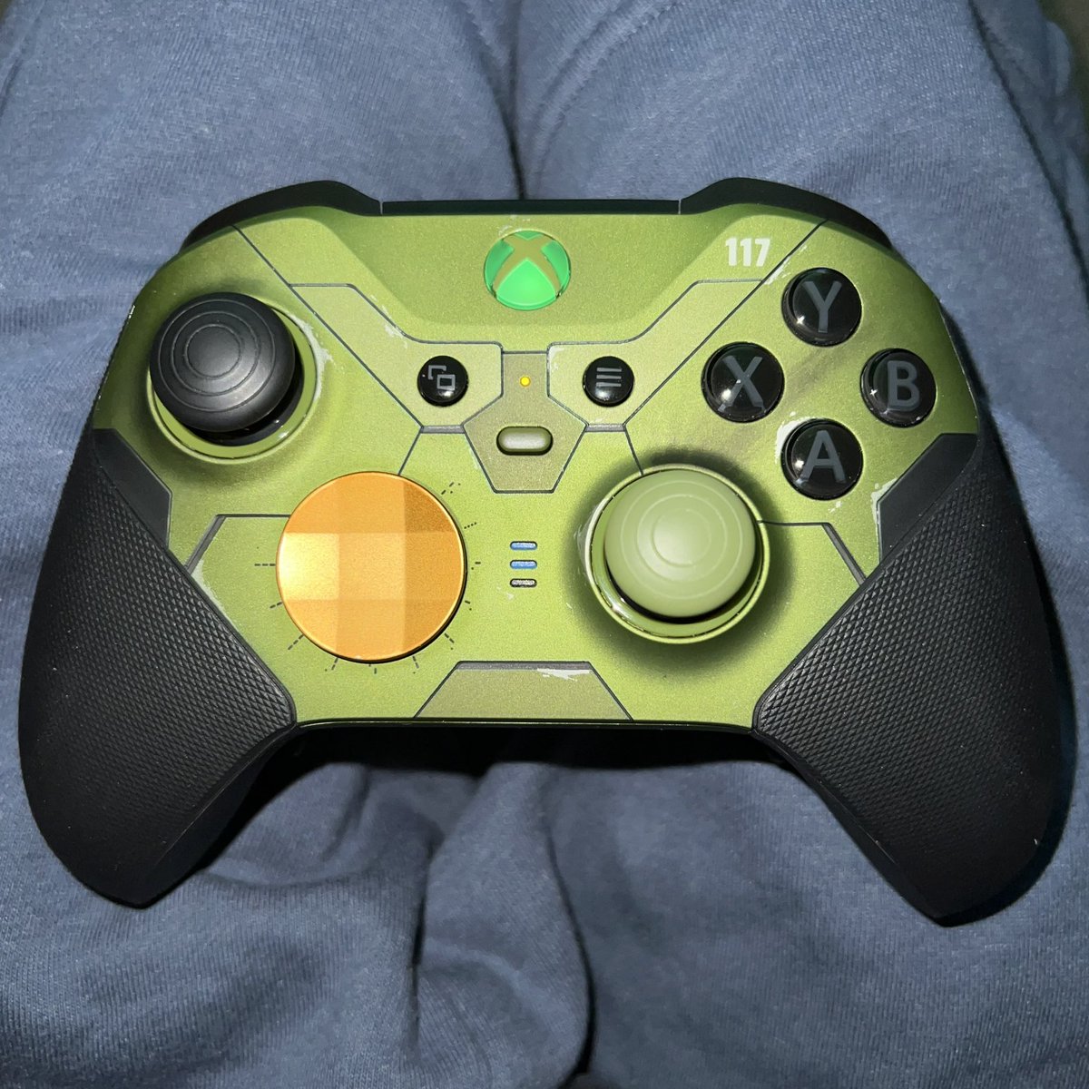 IXPhantomKingXI's tweet image. Xbox finally updated the console to unlock color settings for the Elite Series 2 controller light! People figured out you could do this on PC before, but it’s cool everyone can do it on console now!

#XboxEliteSeries2Controller #EliteSeries2 #Xbox