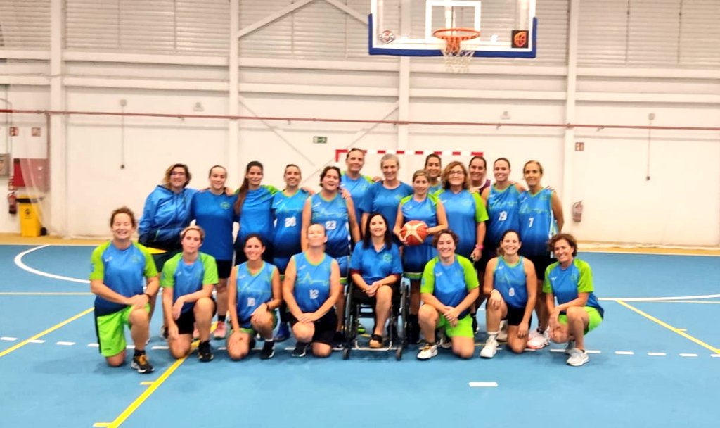 Hoy hemos tenido una visita de categoría:
¡La madrina del Torneo! 
Gracias Malu del Río por acompañarnos en el entrenamiento.
Tu esfuerzo y superación, la ilusión que le pones a la vida es el ejemplo a seguir para nosotras 💙🏀💚