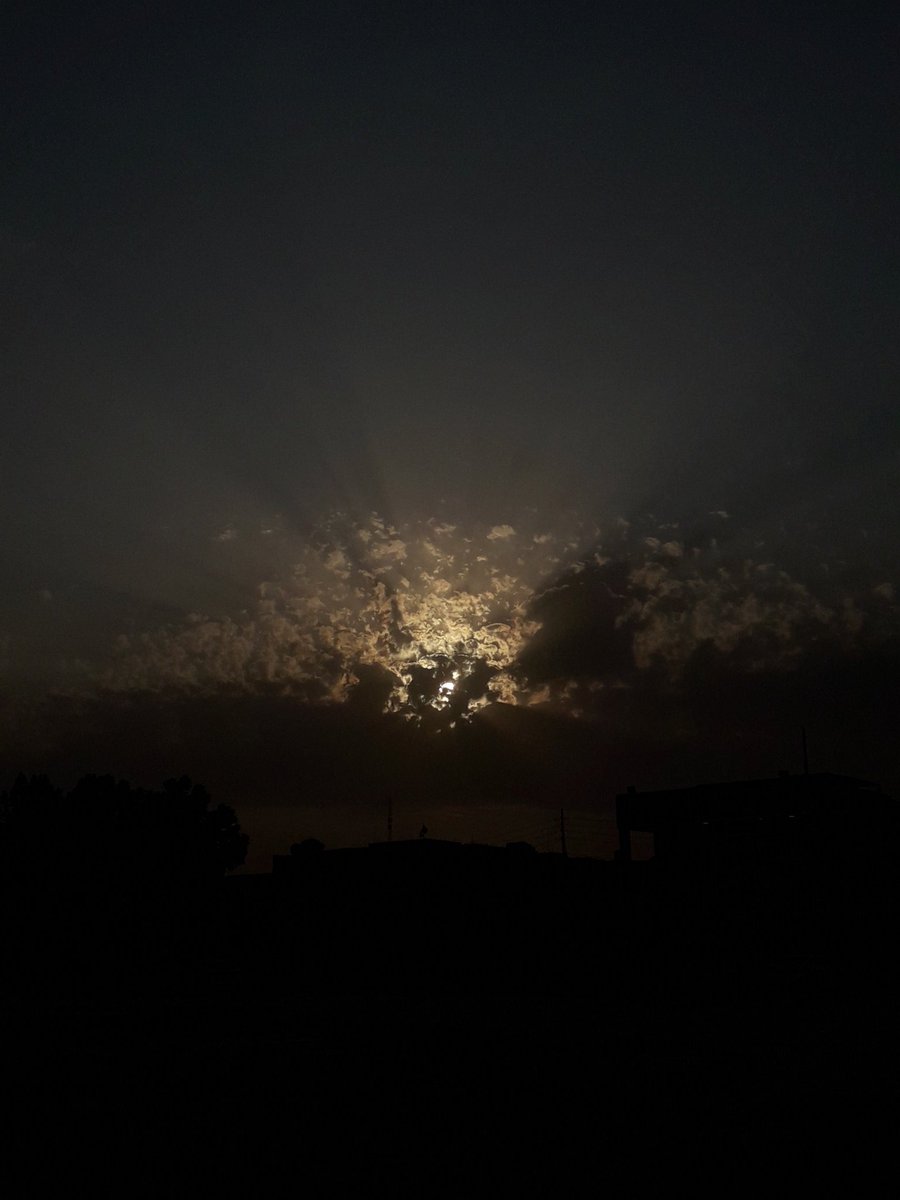 00wi8's tweet photo. كانت تود لو انها غيمة، لتعبر عن حزنها بالمطر .

#تصويري #غيوم #سماء https://t.co/JokMC0OKZ8