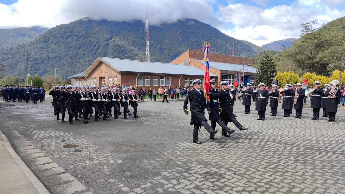 Armada_Chile's tweet photo. Sección de la #QuintaZonaNaval al mando de la Subteniente Rachel Zapata participa del desfile en commemoración del 43° Aniversario de la Comuna de #Cochamó

#ArmadaTeCuida https://t.co/brS4wvc05r