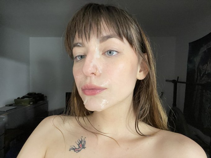 something about a huge load of cum on my nose is *chefs kiss* https://t.co/4zDdEW4B5F