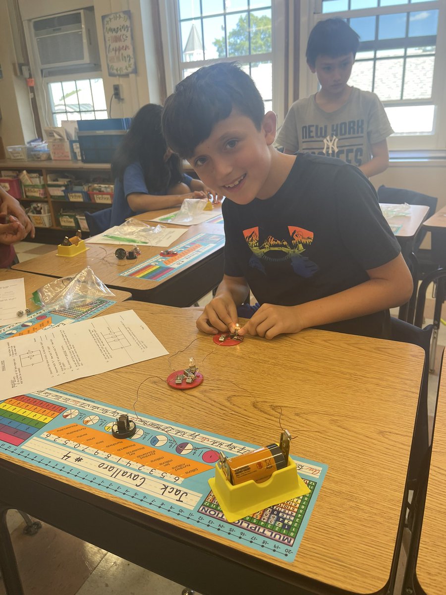 Building parallel circuits today! How many bulbs can you light? #ewlearns <a href="/NorthSideEW/">North Side School</a> <a href="/Stefhoya/">Stefanie granville</a> <a href="/MrsTuckerJ/">Jennifer</a>