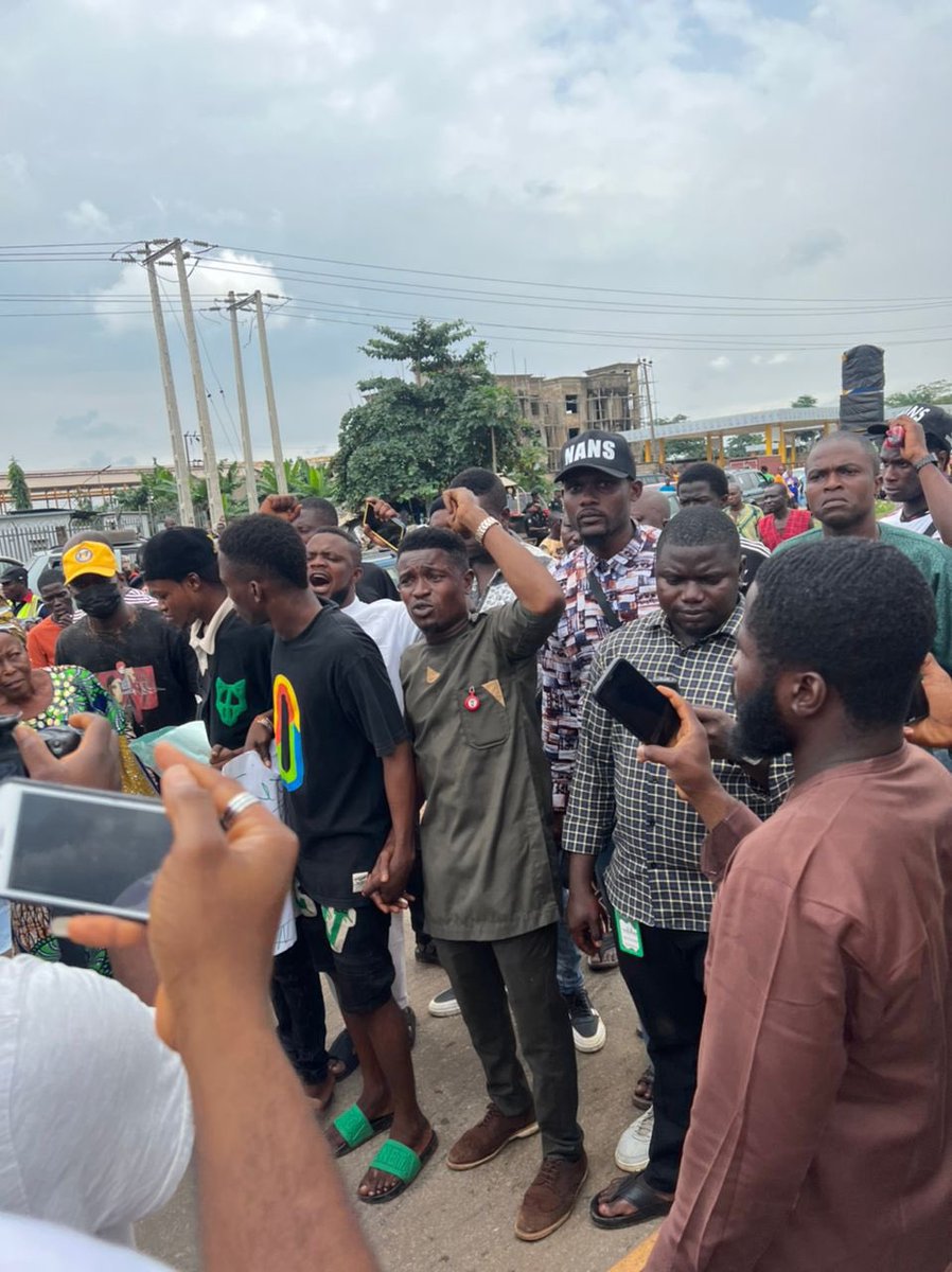 BI_Creezy's tweet image. their children are graduating into the neocolonialism system, we are graduating into street system, 
if u are still calling for referendum know u tactically had referendum already and poorly educated youths had voted for neocolonialism system with #Obidients 
#EndAsuuStrikeNow