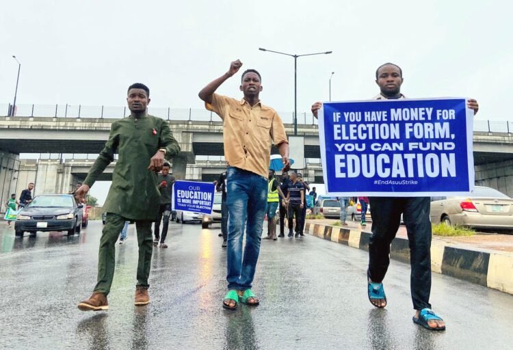 BI_Creezy's tweet image. their children are graduating into the neocolonialism system, we are graduating into street system, 
if u are still calling for referendum know u tactically had referendum already and poorly educated youths had voted for neocolonialism system with #Obidients 
#EndAsuuStrikeNow