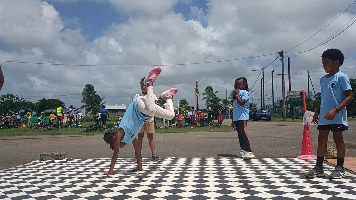 UsepGuadeloupe's tweet photo. Les assos ont donné le top départ de la saison sportive en offrant dès ce mercredi une #JNSS2022 qui a réchauffé les coeurs après le passage du cyclone Fiona. 👏🏻👍🏽 aux délégués de secteur, profs, parents et partenaires qui ont répondu présents ! @AcGuadeloupe @usepnationale https://t.co/zvtR14n4eq