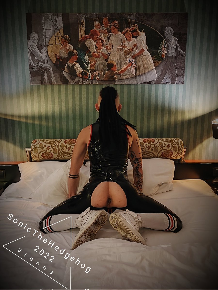 The Vienna hotelroom...wana join? 
#rubbermen #gay #rubbergay #fetisch #sneakerhead  #vienna #rubberfucker