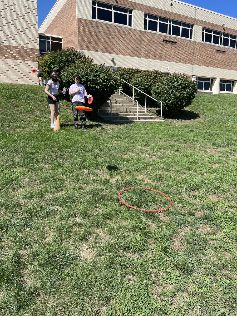 MissBauerHPE's tweet photo. 9th grade did an awesome job with their Frisbee Unit! Frisbee Golf was a fan favorite! 🥏⛳️ https://t.co/PgQlIU9ser