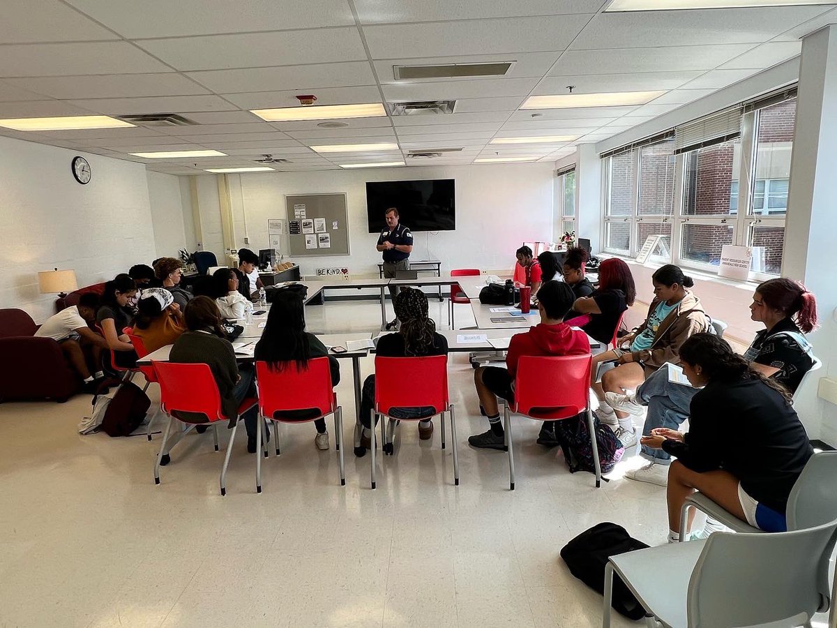 We’ve been having a great turn out at our College Rep. Visits.

We will continue to have college visits over the next few weeks! If you haven’t yet attended one, consider signing-up! 

Make sure to sign-in with your school account. 
tinyurl.com/ahs-collegevis…