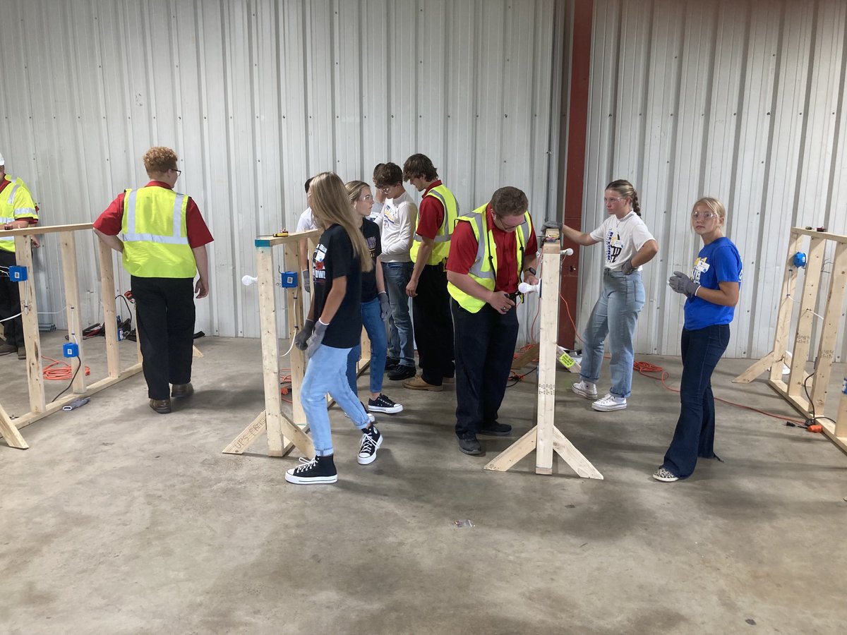 TurnerVantage's tweet photo. A huge thank you to all of our business partners and associate schools for a very successful Build Your Future event. Vantage students did an excellent job serving as coaches and mentors as three hundred 9th and 10th graders gained hands on experiences in the construction trades. https://t.co/dF5rezEHAC