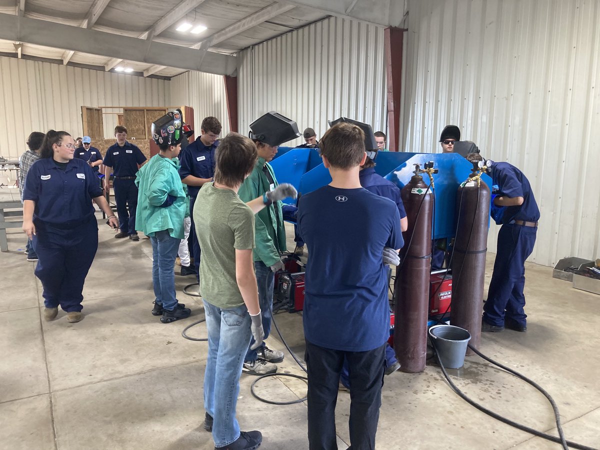 TurnerVantage's tweet photo. A huge thank you to all of our business partners and associate schools for a very successful Build Your Future event. Vantage students did an excellent job serving as coaches and mentors as three hundred 9th and 10th graders gained hands on experiences in the construction trades. https://t.co/dF5rezEHAC