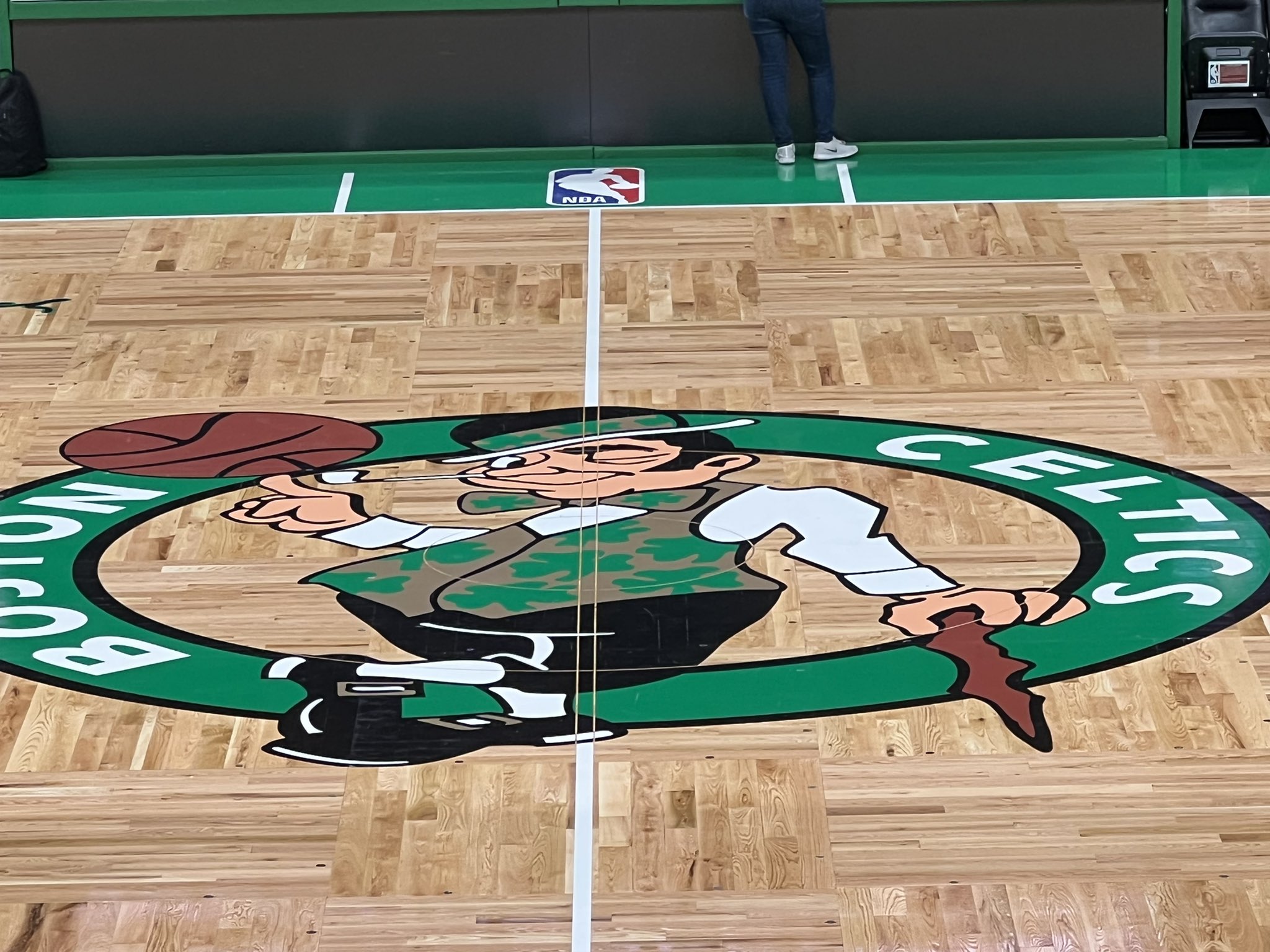 Celtics showing off new center-court logo in preseason - CBS Boston