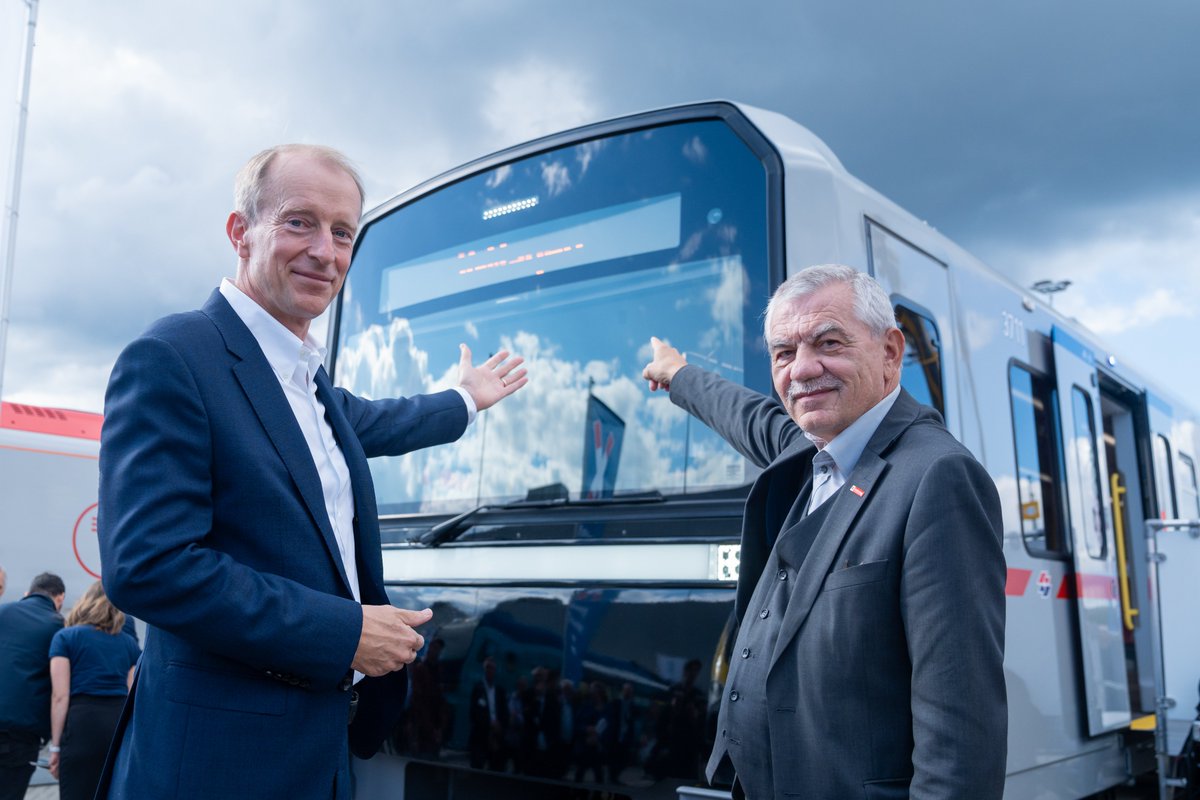 AlbrechtNeumann's tweet photo. After a successfully completed test phase, we are delighted to present the X-Wagen today, together with @wienerlinien. A modern, innovative train which offers high levels of comfort for the Vienna passengers! #InnoTrans2022 @SiemensMobility https://t.co/2pebshhkne