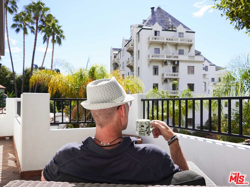 HolaManuelPablo's tweet photo. Off-Market Alert in West Hollywood/Sunset Strip! 😱🏡👀
"This exceptionally private, gated, & enhanced 1920s Spanish compound is located just above the fabled Chateau Marmont! Exuding elegance, this impeccably manicured 2-story property features a 3BD/3BA house & a 1BA/1BA... https://t.co/0GwDINR3wm