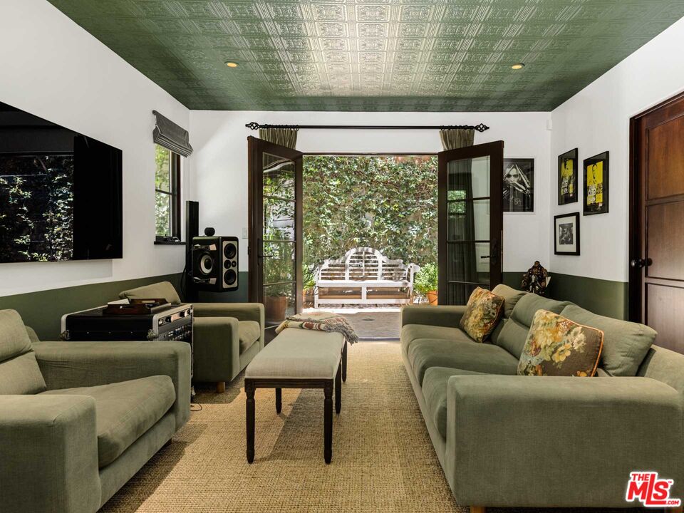 HolaManuelPablo's tweet photo. Off-Market Alert in West Hollywood/Sunset Strip! 😱🏡👀
"This exceptionally private, gated, & enhanced 1920s Spanish compound is located just above the fabled Chateau Marmont! Exuding elegance, this impeccably manicured 2-story property features a 3BD/3BA house & a 1BA/1BA... https://t.co/0GwDINR3wm