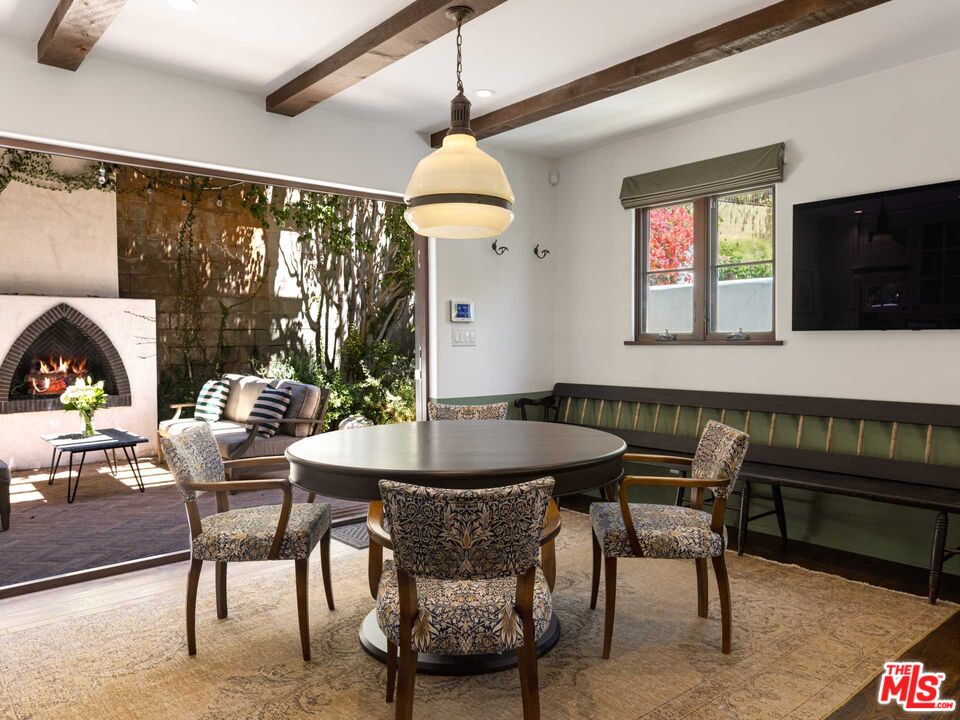 HolaManuelPablo's tweet photo. Off-Market Alert in West Hollywood/Sunset Strip! 😱🏡👀
"This exceptionally private, gated, & enhanced 1920s Spanish compound is located just above the fabled Chateau Marmont! Exuding elegance, this impeccably manicured 2-story property features a 3BD/3BA house & a 1BA/1BA... https://t.co/0GwDINR3wm
