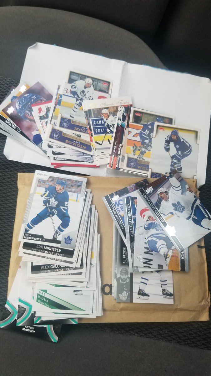 77kingofthereds's tweet photo. Huge Shout Out To @roskfish For The @MapleLeafs Cards, Some To Hit My Binders, Some My Sons Binders, Others To Some Kids #RAK #CollectItForward #LeafCardCollector #LeafsForever https://t.co/UAnof3ndpG