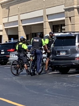 Neighbors4ATL's tweet image. Out &amp;amp; about in Buckhead on a regular day last week

⁦@Atlanta_Police⁩ are out &amp;amp; about all over, too.
I see them all. the. time.  
They’re usually interacting amicably with business owners, shoppers, shop employees, passersby.

Just an observation.. #Buckhead is #NotAWarZone