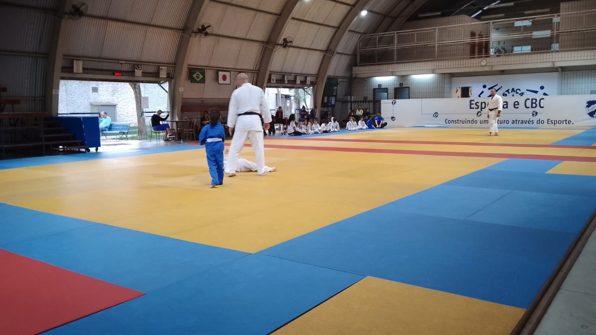 tv_esperia's tweet photo. Agora há pouco, no Clube Esperia, foi realizado o treino de judô infantil. A atividade foi orientada pelos professores Adriano e Eugênio.
Valeu, criançada!

📸: Reprodução/ @felixsimplicio 
📝: Reportagem/ @lucca_fazzi
#esperia #datafootweb https://t.co/4b6K5P1MVB
