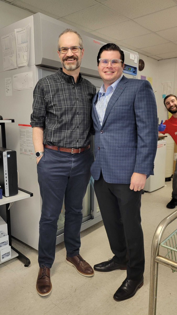 isaackraz's tweet photo. Formally declared today in the @DShechter lab at @Einsteinmed - feat. Dr. @MaximMaron 's enthusiastic thumbs up :) Photo Creds: @HumairaIlyas8 https://t.co/wvnlSZN1FM