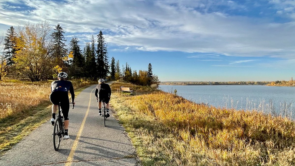 Beautiful autumn bike rides to tackle in Calgary 🍂🚲 ow.ly/K4FQ50KOgfu || Avenue Magazine #calgary #yyc #bike
