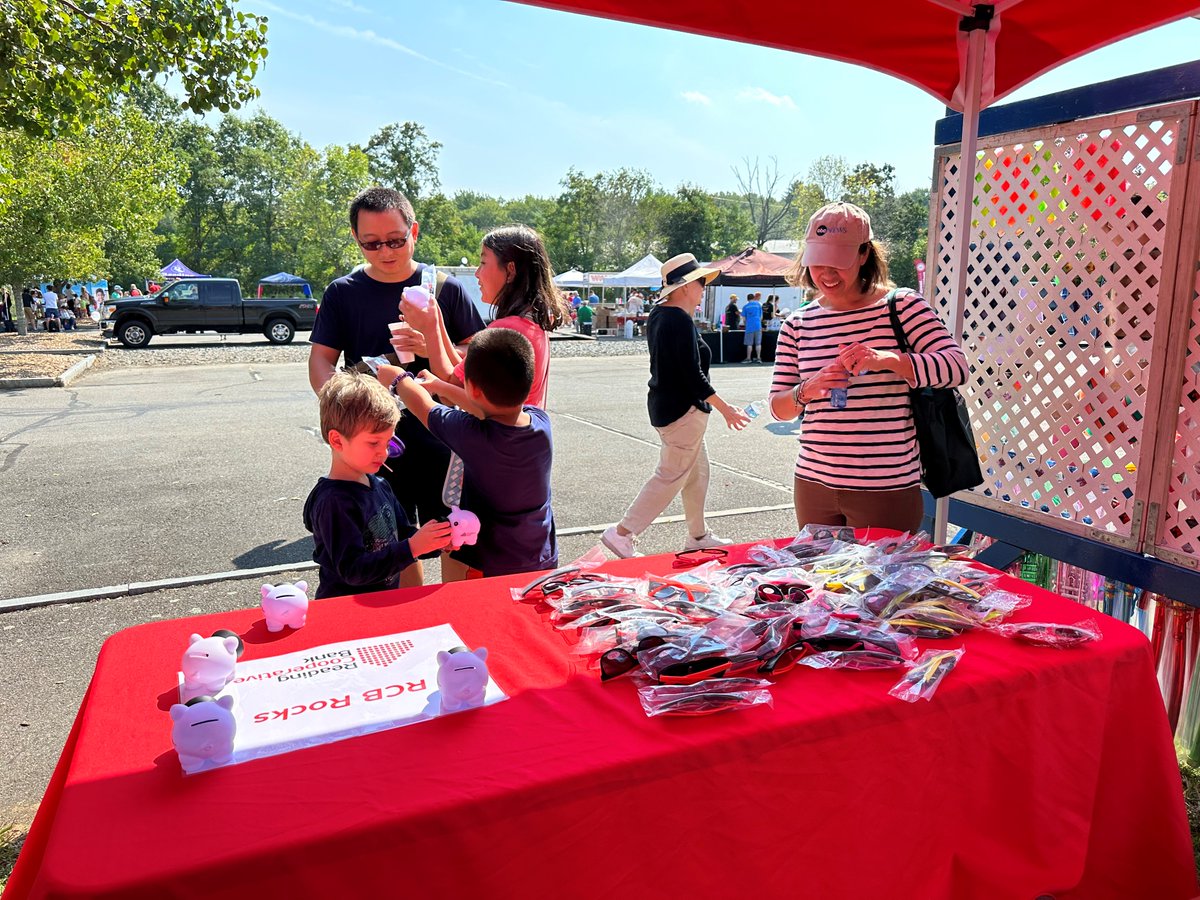 ReadingCoopBank's tweet photo. North Reading Town Day was a great success! 🙌 Everyone had a blast - even our doggie pal (and RCB celebrity) Chewie! 🐶 Thank you to everyone on our team who volunteered! 😃 #RCBRocks #BankingForAll https://t.co/poQQ1XIqUk