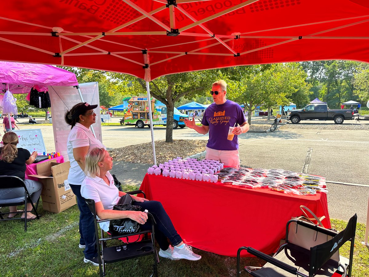 ReadingCoopBank's tweet photo. North Reading Town Day was a great success! 🙌 Everyone had a blast - even our doggie pal (and RCB celebrity) Chewie! 🐶 Thank you to everyone on our team who volunteered! 😃 #RCBRocks #BankingForAll https://t.co/poQQ1XIqUk