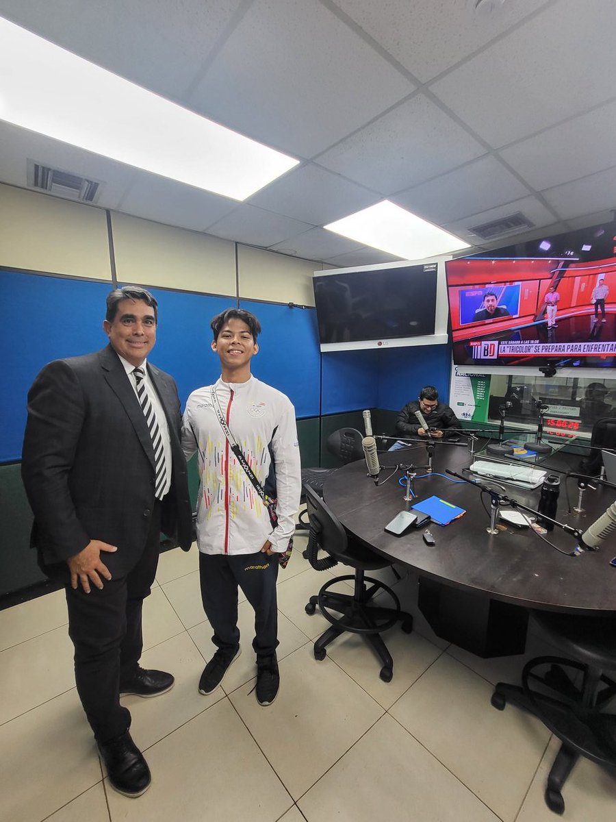 FEDASUB's tweet photo. Hoy Nuestro Campeón Mundial de Aguas Abiertas 🇪🇨🥇Jeremy Menoscal🇪🇨🥇 visitando @Caravana750 @SebasPalaciosSP @DiegoArcos14 @robertoochoahe https://t.co/LWUGbFxEpl