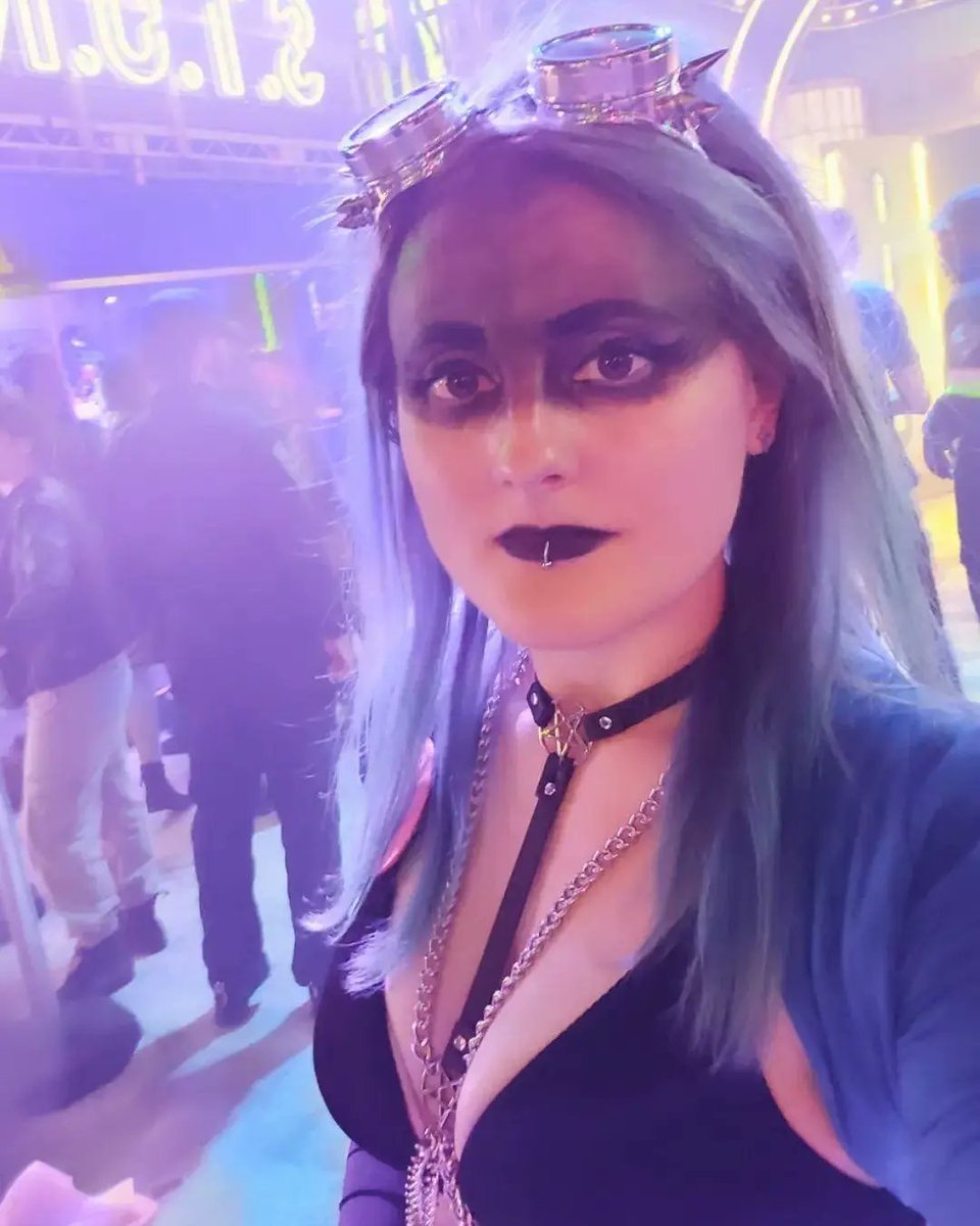catherineelms's tweet photo. Part 1 - London 🇬🇧
Went to the @secret_cinema Guardians of The Galaxy event (I'm always delighted to unleash my inner slutty goth) - we dressed as ravagers, and spent the evening in Contraxia/Nowhere doing little missions for the Guardians, it was amazing #gatheringoftheclans https://t.co/vj2eYxbLjf