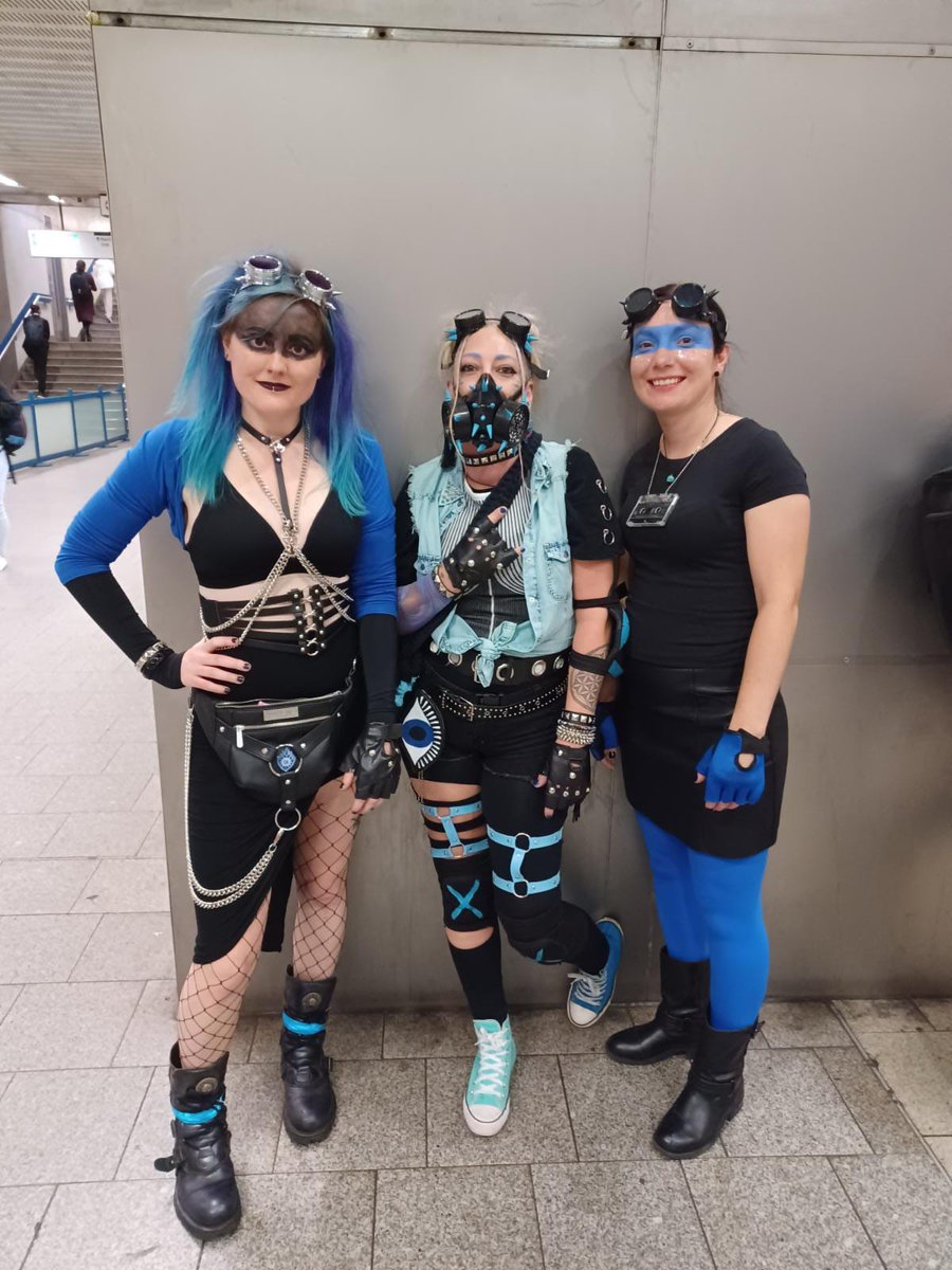 catherineelms's tweet photo. Part 1 - London 🇬🇧
Went to the @secret_cinema Guardians of The Galaxy event (I'm always delighted to unleash my inner slutty goth) - we dressed as ravagers, and spent the evening in Contraxia/Nowhere doing little missions for the Guardians, it was amazing #gatheringoftheclans https://t.co/vj2eYxbLjf