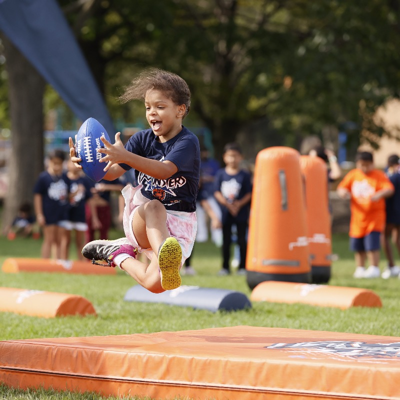 BearsOutreach's tweet photo. Smiles all around today!

#MiniMonsters brought to you by @AdvocateKids was at Gray M. Sanborn Elementary in Palatine w/ special guest former Bears safety Brandon McGowan.