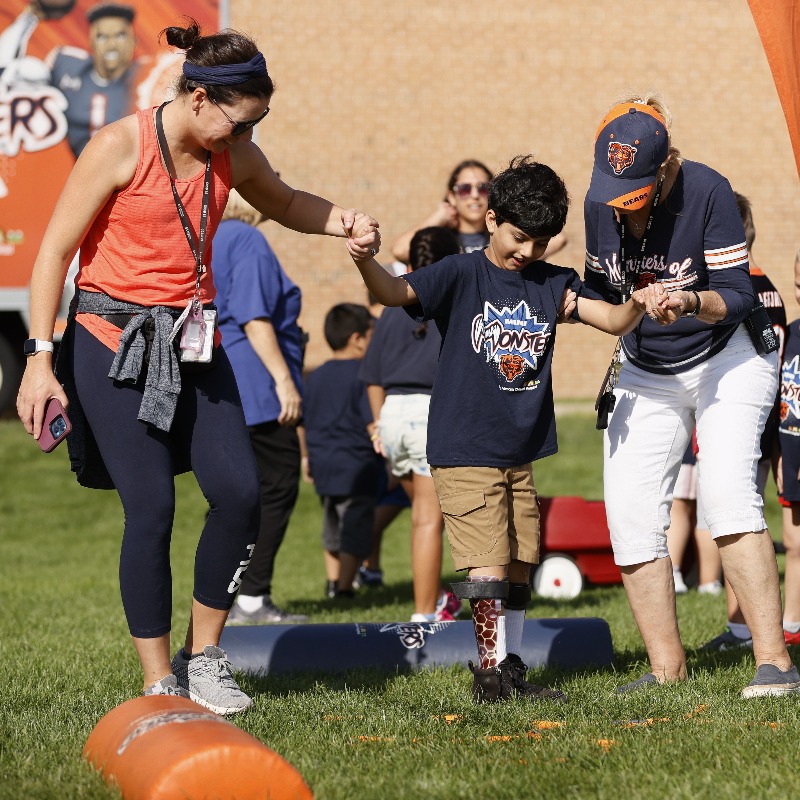 BearsOutreach's tweet photo. Smiles all around today!

#MiniMonsters brought to you by @AdvocateKids was at Gray M. Sanborn Elementary in Palatine w/ special guest former Bears safety Brandon McGowan.