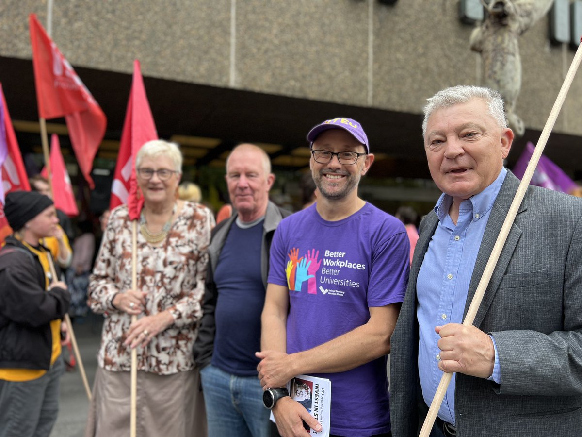 SecretaryIEU's tweet photo. Proud to stand with @DamienCahill8, State Secretary @NTEUNSW, outside UTS yesterday.
The IEU stands in solidarity with NTEU members as they call for job security, manageable workloads and fair pay.
#UTSstrike #betterunis https://t.co/9wJtEcSw0H