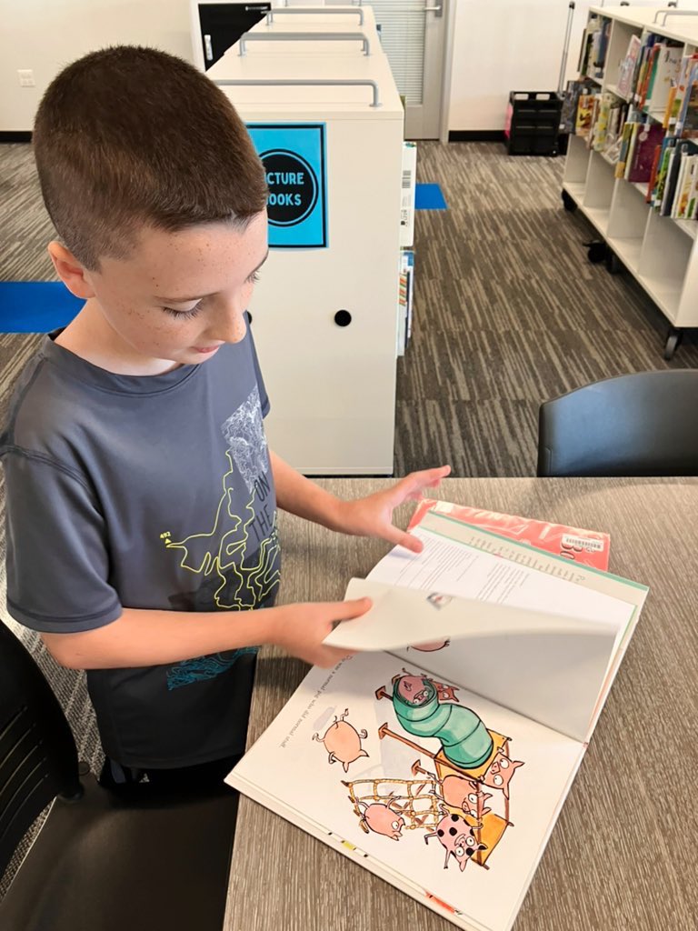 mk_marston's tweet photo. Some #HammHeroes 3rd graders selecting books to read to kinder &amp; 1st! I love how all of @hammelem is working together to build a community of readers! #ItStartsHereRISD 💙📚 https://t.co/5dKukRWoEe