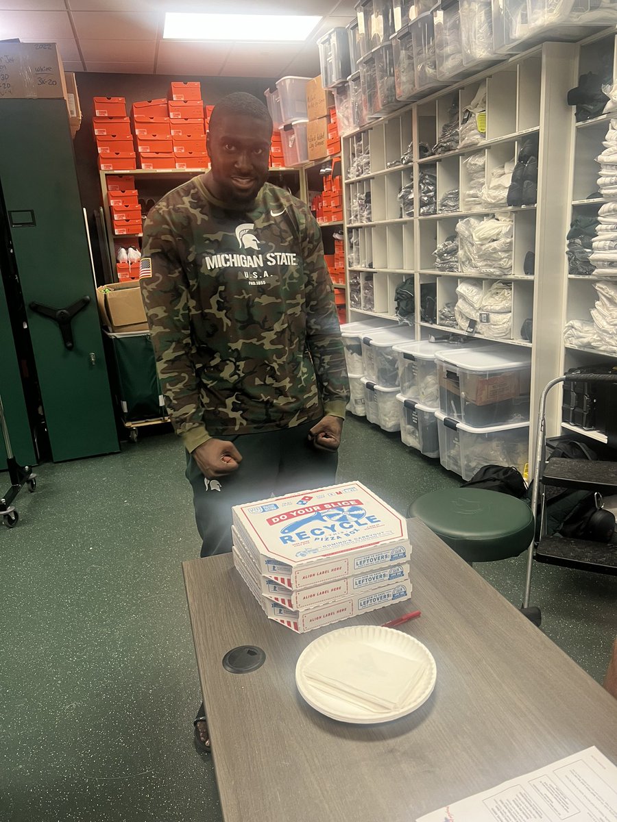 SpartanFB_eq's tweet image. Thanks to frequent EQ visitor @DB9_Era for the pizza today!