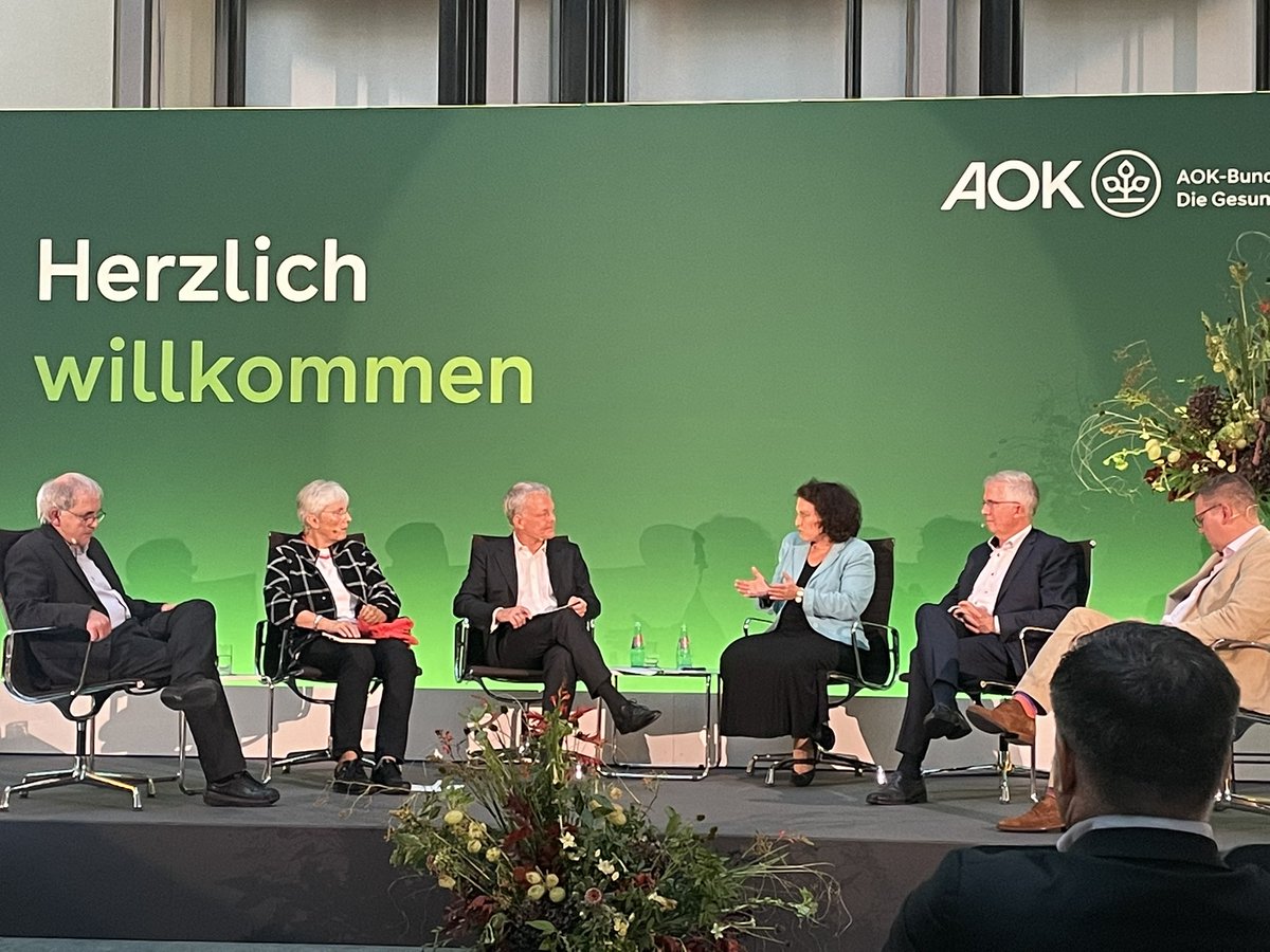 DeferJakob's tweet photo. Ist die Ampel auf dem sozialpolitischen Auge blind? Kontroverser #AOKimDialog zum #GKV-FinStG mit einem pointierten #ChristianGeinitz einem klugen und denkraumöffnendem @WasemJ und spürbarem 🚦-HickHack in Bezug auf praktikable Lösungen. TBC am Freitag im #BTPlenum https://t.co/X8vQfCI4i0