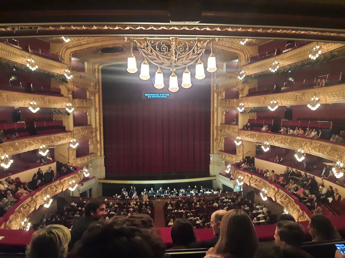 nataliapfarres's tweet photo. Nova temporada, noves il.lusions. Per una nova temporada plena d'èxits @Liceu_cat 😍 https://t.co/bJwpZ0mPCc