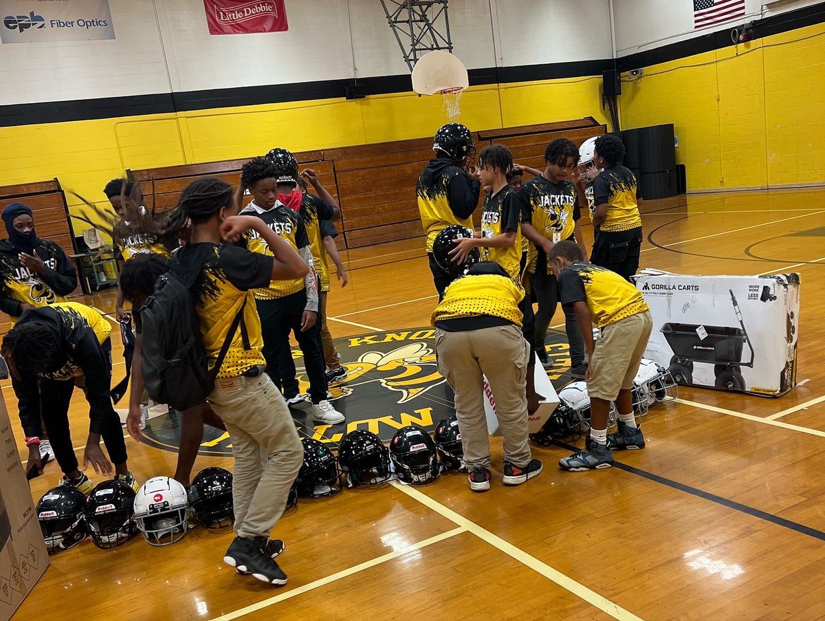 OrchardKnobMS's tweet photo. Thank you so much to Amazon for providing our Yellow Jackets football team with new helmets and equipment. We are forever grateful for our community partners, community, staff and families for all the support that they give. We are OKMS! 💛🖤 https://t.co/nHekvAgTt1