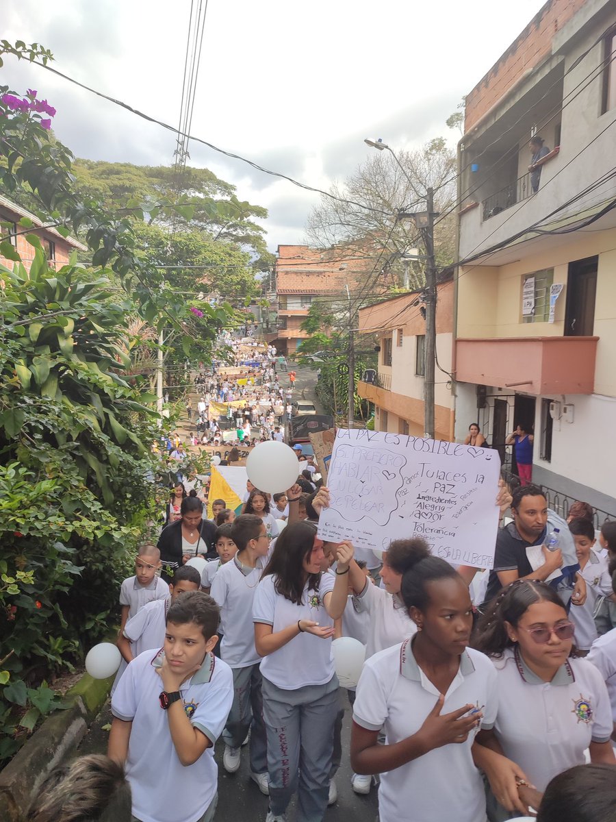 #BelénRincónInforma

Hoy las niñas, niños y adolescentes hicieron un llamado a la paz y nos mostraron que el trabajo en equipo y las iniciativas de paz traen calidad de vida al barrio🏘

#DíaInternacionalDeLaPaz🕊