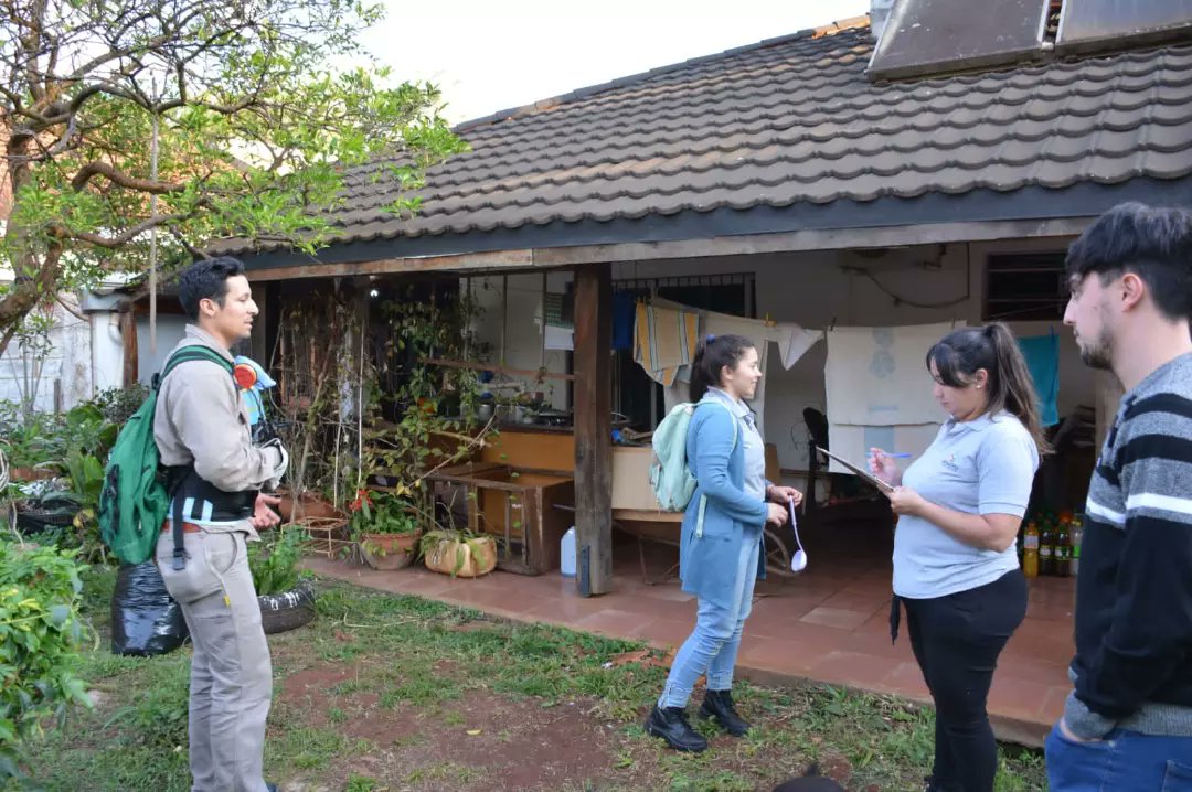 VirasoroMuni's tweet photo. La Municipalidad  de Gdor. #Virasoro y  la Dirección de #Enfermedades #Vectoriales y Zoonosis del Ministerio de Salud Pública de la provincia realizan un #operativo de  #control vectorial de enfermedades transmitidas por mosquitos en barrios de la localidad. https://t.co/Rc0rSGrZSG