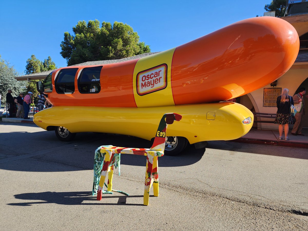 labreakfastclub's tweet photo. We spent a BUNderful morn w/ @oscarmayer Hotdoggers Queso Dog Keila &amp; Abbey Frankfurter - oh, and the @Wienermobile😃

#onwednesdayswelabc #labreakfastclub #LosAngelesBreakfastClub #wienermobile #hotdoggers #friendshipauditorium #bucketlist #dreamsdocometrue #democracyofhamaneggs https://t.co/lCkqw3Wskl