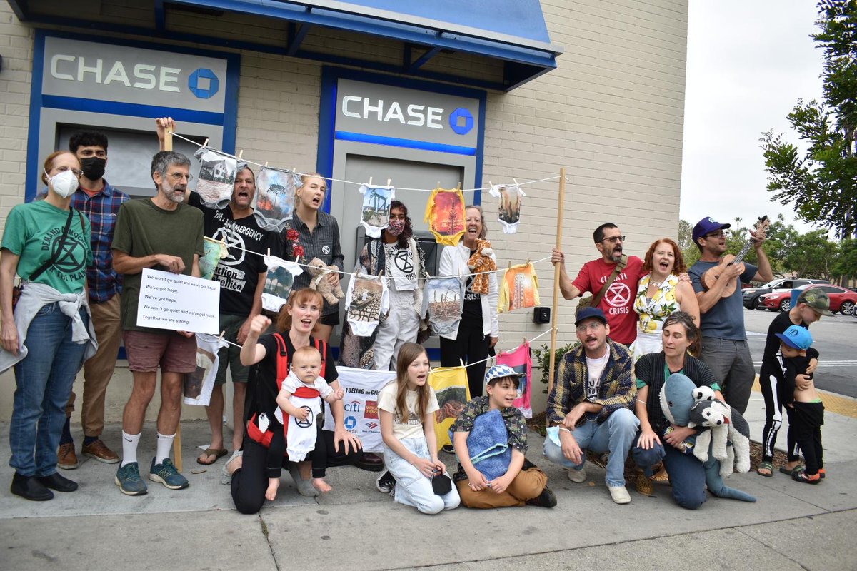 MothersGermany's tweet photo. #MothersRebellion Los Angeles war am Wochenende in Chase Filiale um "schmutzige Wäsche der Finanzindustrie" zu waschen.
Finanzinstitute finanzieren weltweit die fossile Industrie, unterstützen und profitieren von der Zerstörung unserer Lebensgrundlagen.
#Klimakatastrophe https://t.co/3pxfcNOVQn