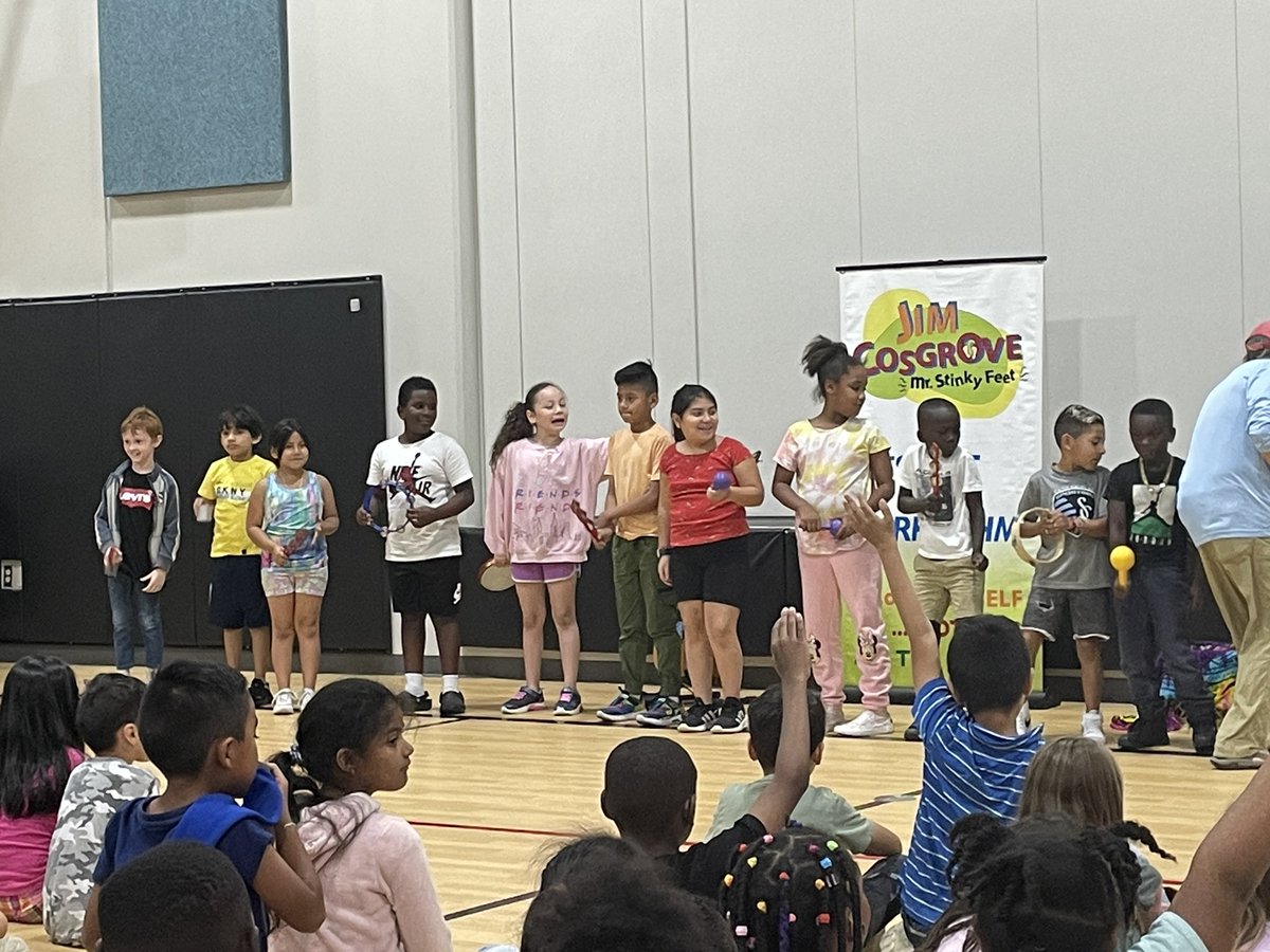 MissFulk3's tweet photo. We had a great time watching Mr. Stinky Feet to end our day! The kids were laughing, smiling, and playing instruments! Thank you to @theSMEF for providing this opportunity! https://t.co/8DSdsGkIm0