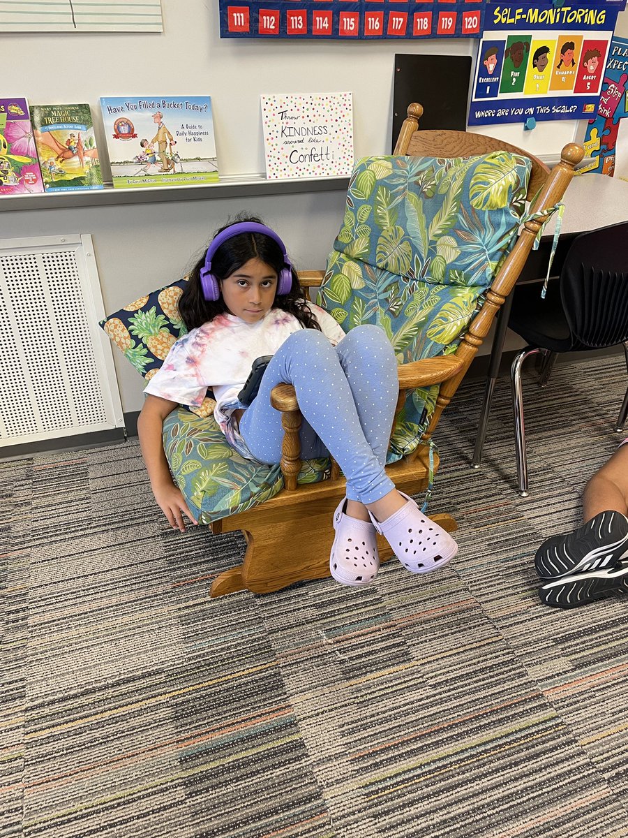 MissFulk3's tweet photo. We love comfy seating while listening to our stories! #timetoread #comfyspots #thirdgrade https://t.co/pLqmb3YlZM