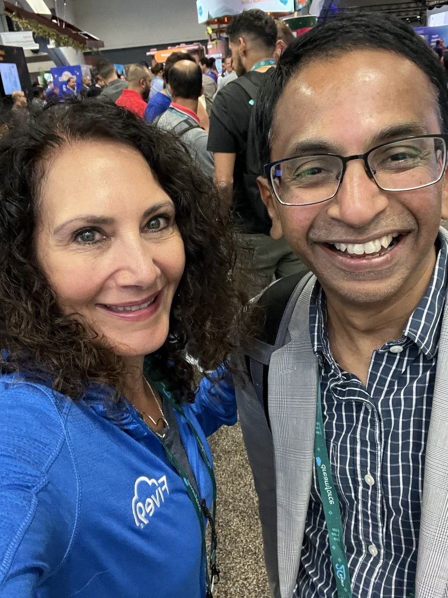 LisaLisajm5's tweet photo. #ShoreTel alumni. Nice to see you at @Dreamforce @santhan007! https://t.co/BgC8cXH9H0
