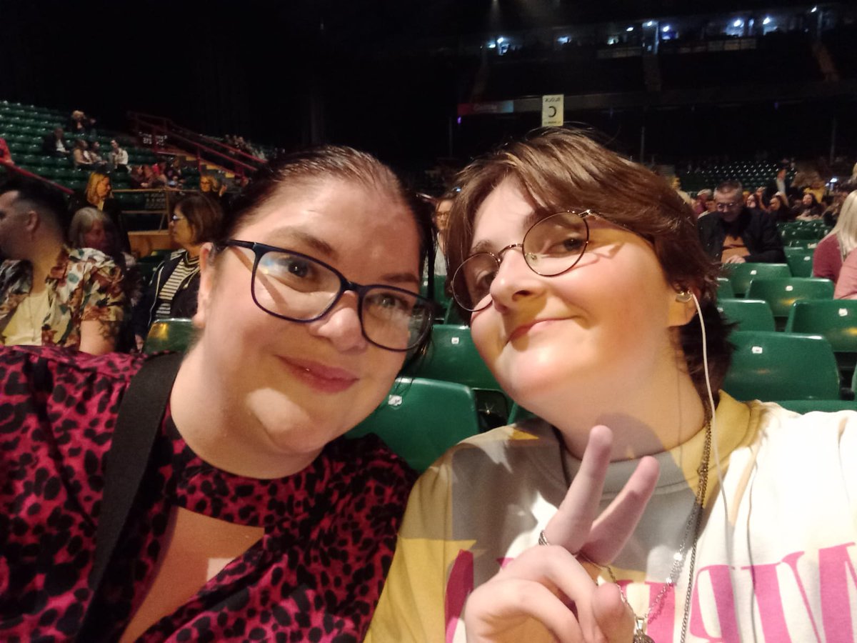 RaquelMallers's tweet photo. #mamanddaughtertime waiting for @joelycett in Newcastle 😁#moremoremore https://t.co/IoM7WNr02Z