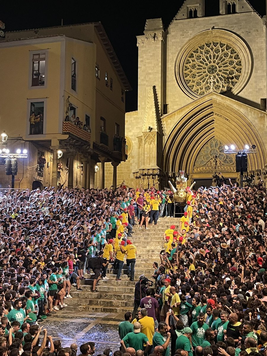 SantaTeclaTGN's tweet photo. ✨Des de les escales de la @catedraltgn, l’@AligaTGN, els @gegantsvellstgn, el @lleodetarragona, la @MulassaTgn i les bandes apareixen dins d’un dels actes més multitudinaris, la Baixada de l'Àliga. Vinga, valentes i valents! #SantaTecla2022 #SantaTecla700 https://t.co/RaQFXDRwtN