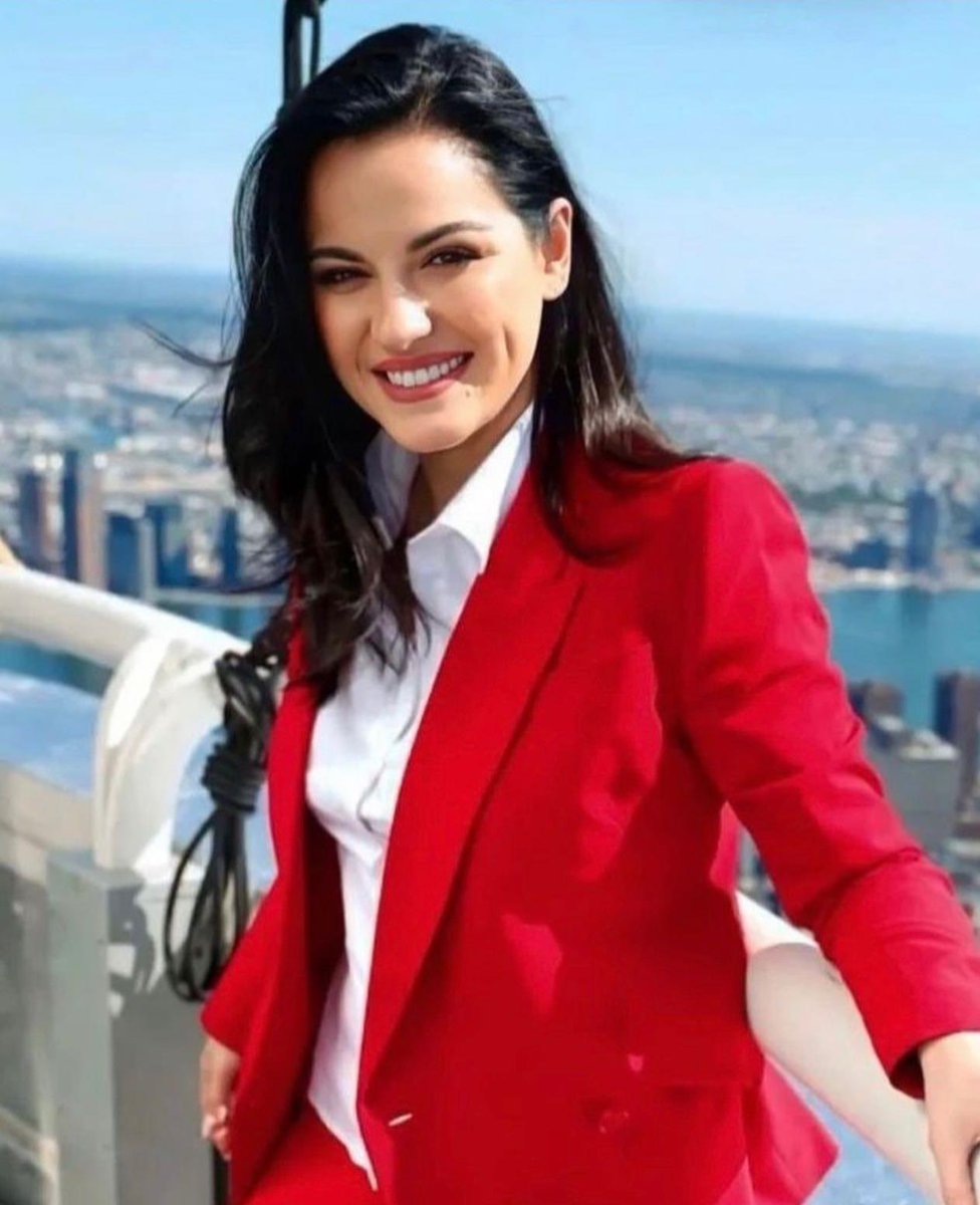 Alejandra_Dance's tweet photo. Cómo no adorar a esta mujer que tiene un hermoso corazón besos desde Chile #PlaticandoConMaite https://t.co/uKgZHL7mGk