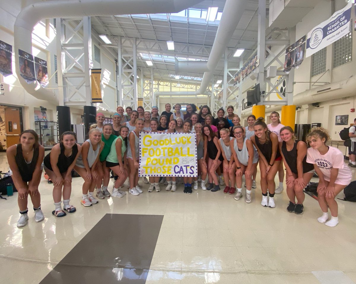 BCzuppon's tweet photo. Our Tiger Field Hockey teams will be battling Lindbergh Friday night, but we want to cheer on the Varsity football 🏈 team for their game against Eureka! Pound those cats! @OHS_Tigers
@TigersOakville
#restoretheROAR  #OurHouSe #GetStuffDunn https://t.co/h0TJ2zONE1
